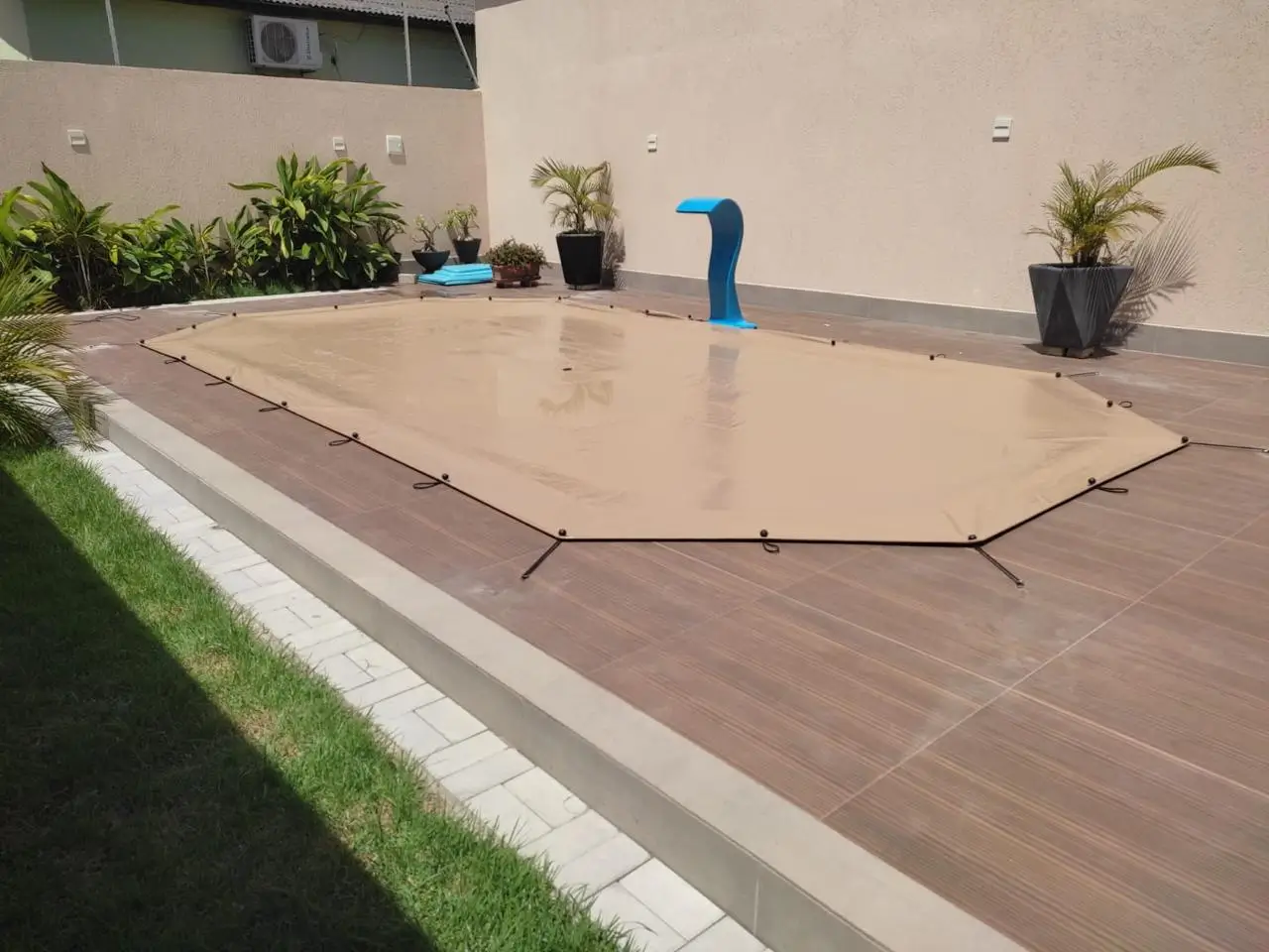 Capa de Piscina marrom coiote